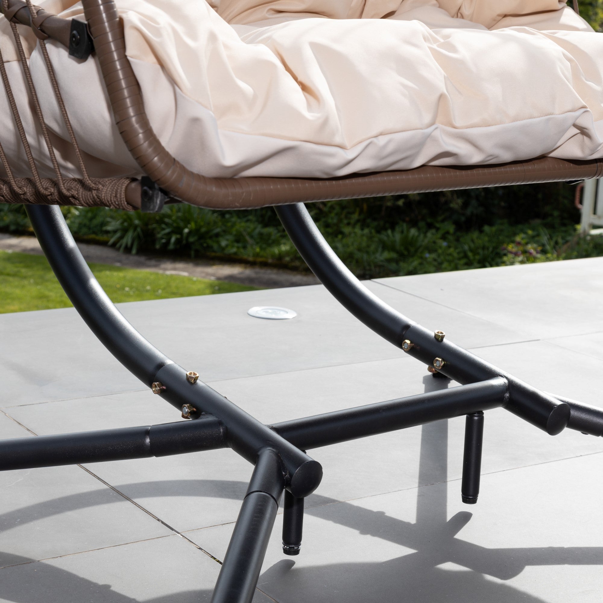 Ightham - Double Egg Chair in Cream on Brown