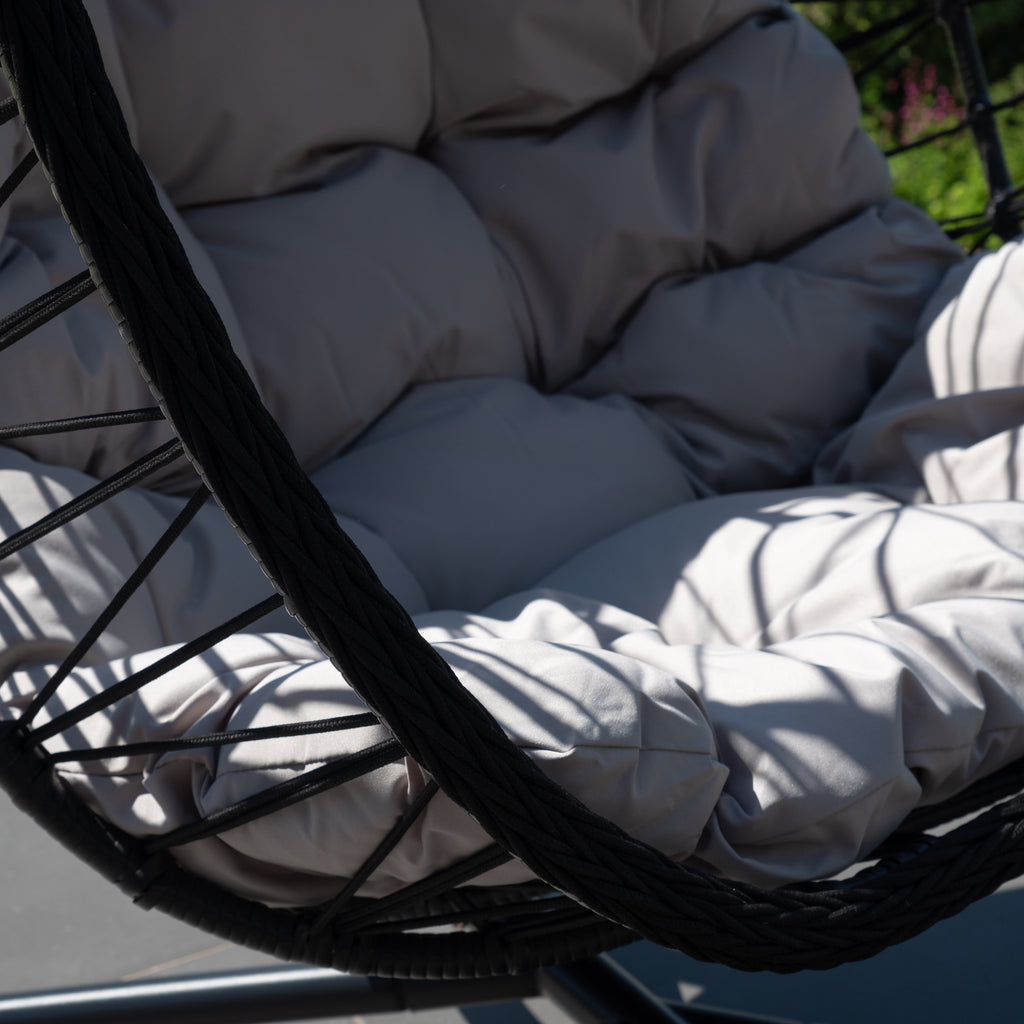 Calke - Single Egg Chair in Light Grey on Black