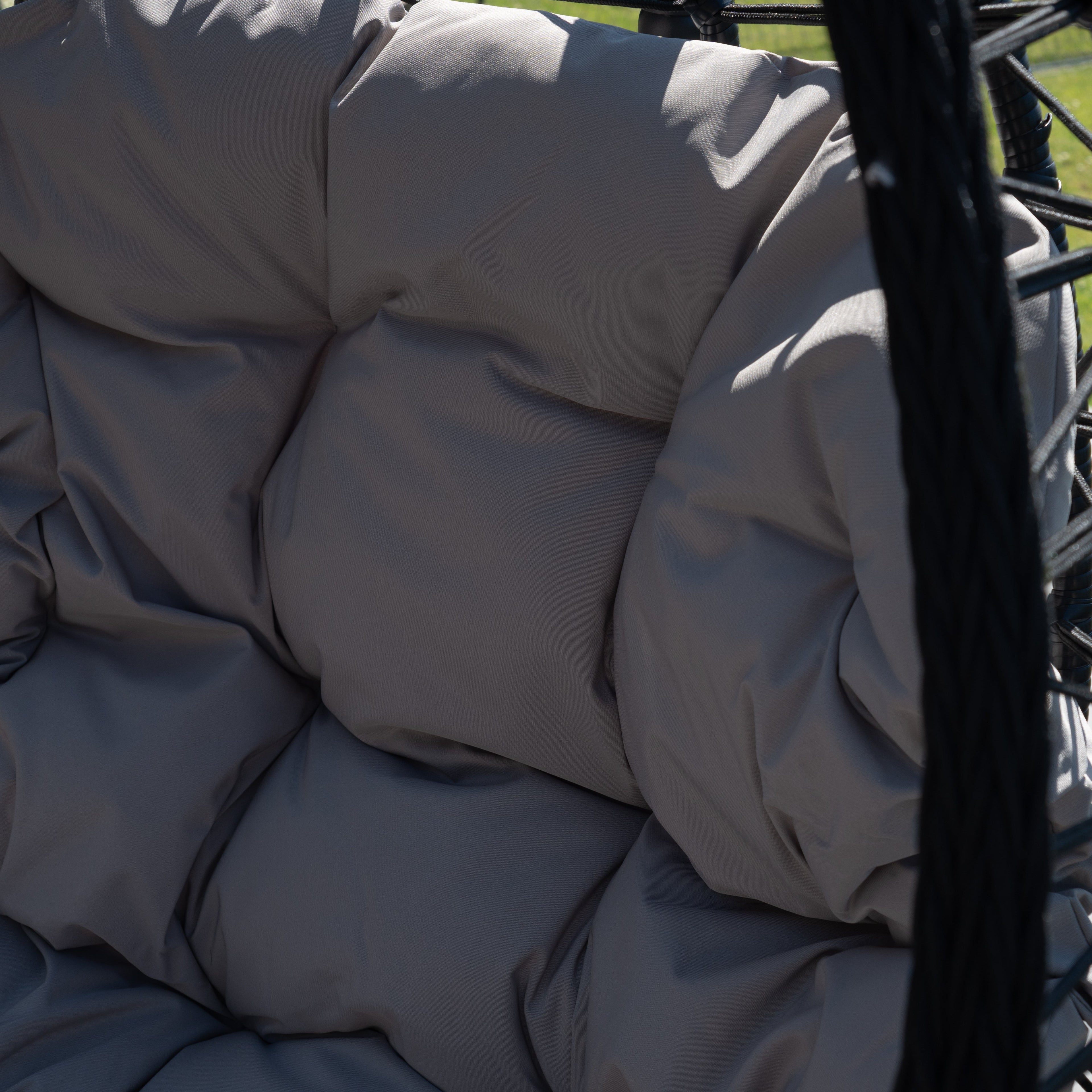 Calke - Single Egg Chair in Light Grey on Black